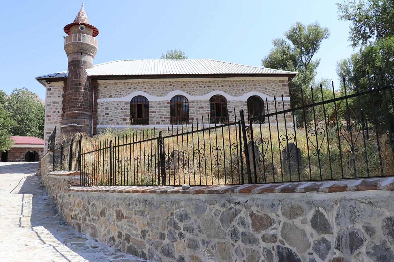 Restorasyonu biten 600 yıllık cami ibadete açıldı